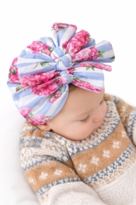 Caciulita tip turban inflorata cu dungi bleu si fundite in fata