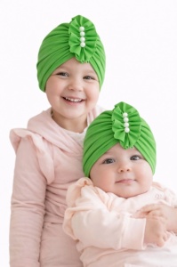 Caciulita verde tip turban cu perlute aplicate in fata