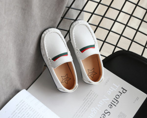 Pantofi eleganti albi tip mocasini pentru baietei - Img 3
