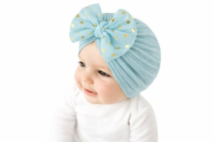 Caciulita bleu tip turban cu fundita din tulle aplicata