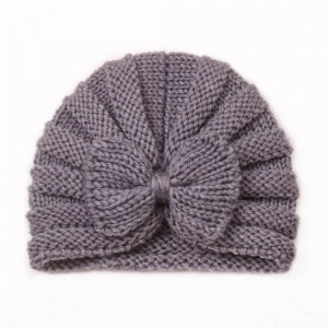 Caciulita gri crosetata tip turban cu fundita