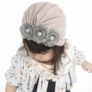 Caciulita gri tip turban cu floricele cu perlute