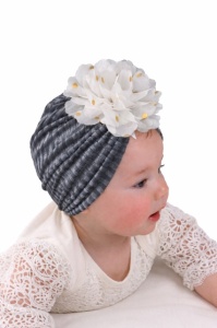 Caciulita gri tip turban din catifea cu floare aplicata