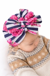 Caciulita tip turban inflorata cu fundite in fata