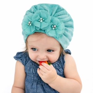 Caciulita vernil tip turban din catifea cu flori aplicate