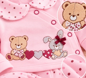 Costumas bumbac bebelusi 3 piese roz cu buline si imprimeu ursulet si iepure set complet cu bluza maneca lunga, pantaloni si caciulita - Img 3