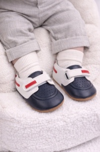 Pantofiori bleumarine cu alb de ocazie pentru baietei