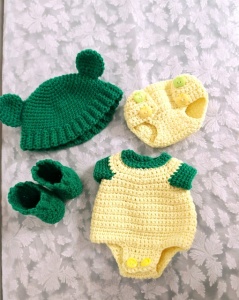 Papusa crosetata bebelus cu suzeta si caciulita verde – jucarie handmade - Img 4