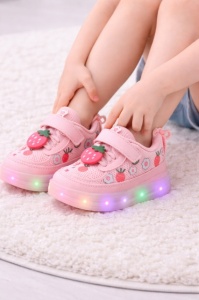 Adidasi roz cu luminite Capsunele