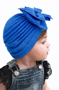Caciulita albastra tip turban cu model din tesatura si funda aplicata