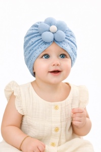 Caciulita bleu tip turban cu model ajurat si floare aplicata