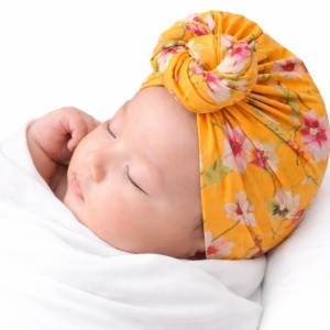 Caciulita galbena tip turban cu imprimeu viu colorat