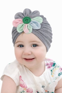 Caciulita gri tip turban cu floricica multicolora