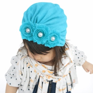 Caciulita turcoaz tip turban cu floricele cu perlute