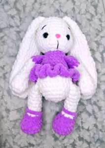 Iepuras crosetat alb cu rochita mov – jucarie handmade pentru fetite - Img 2