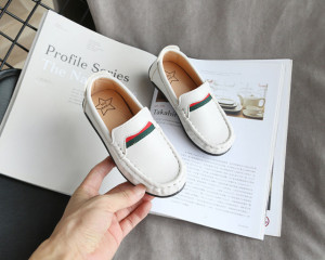 Pantofi eleganti albi tip mocasini pentru baietei