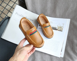 Pantofi eleganti maro tip mocasini pentru baietei