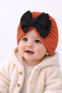 Caciulita bebelusi tip turban caramiziu cu funda neagra, material elastic si moale pentru fetite