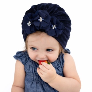 Caciulita bleumarin tip turban din catifea cu flori aplicate