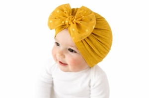 Caciulita galbena tip turban cu fundita din tulle aplicata