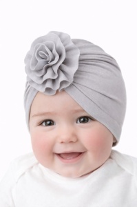 Caciulita gri tip turban cu floare aplicata in fata