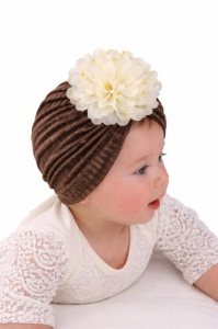 Caciulita maro tip turban din catifea cu floare aplicata