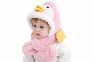 Caciulita roz plusata pentru copii - Pinguin