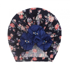 Caciulita tip turban cu floricele bleumarin aplicate