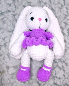 Iepuras crosetat alb cu rochita mov – jucarie handmade pentru fetite - Img 3