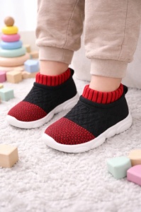 Mocasini tip adidas, negri cu model rosu cu talpa antiderapanta