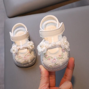 Sandale ivoire cu flori brodate si perlute pentru fetite – elegante si confortabile
