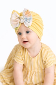 Caciulita galbena tip turban cu fundita inflorata