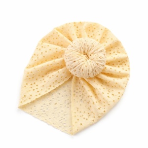 Caciulita galbena tip turban cu model ajurat