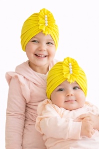 Caciulita galbena tip turban cu perlute aplicate in fata