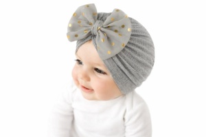 Caciulita gri tip turban cu fundita din tulle aplicata
