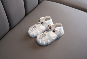 Sandale albe decupate cu floricele - Img 3