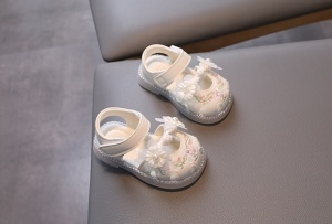 Sandale ivoire cu flori brodate si perlute pentru fetite – elegante si confortabile - Img 3