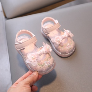 Sandale roz cu flori brodate si perlute pentru fetite – elegante si confortabile