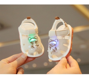 Sandalute ivoire cu piuitoare - Ursulet cu led - Img 5