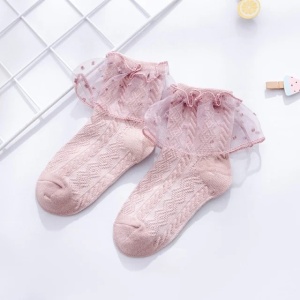 Sosetele lila cu model din tesatura si volanas din tulle
