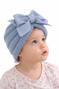 Caciulita bleu crosetata tip turban cu fundita aplicata in fata