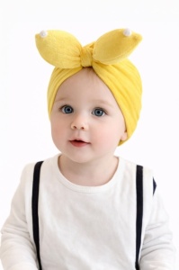 Caciulita galbena tip turban din catifea cu perlute