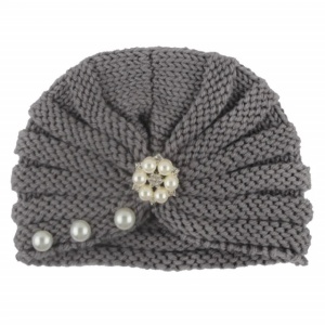 Caciulita gri crosetata tip turban cu perlute si strasuri