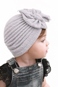 Caciulita gri tip turban cu model din tesatura si funda aplicata