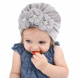 Caciulita gri tip turban din catifea cu flori aplicate