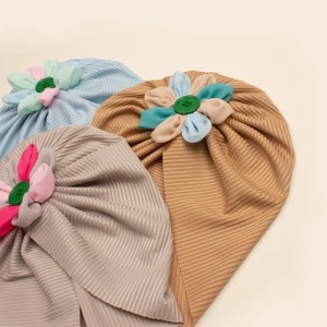 Caciulita tip turban cu floricica multicolora - Img 3