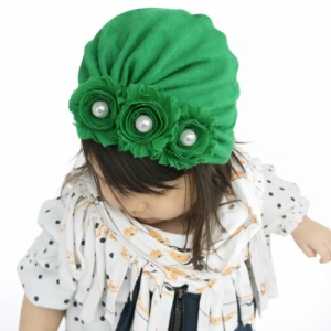 Caciulita verde tip turban cu floricele cu perlute