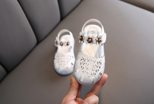 Sandale albe decupate cu floricele - Img 1