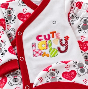 Set nou-născut bebe 5 piese, alb cu roșu, imprimeu ursuleți și inimioare, bluză, pantaloni, căciuliță, bavetă și mănuși - Img 3
