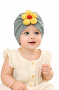 Caciulita kaky tip turban cu model ajurat si floare aplicata